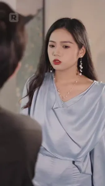 ถูกผูกพันกับมหานุค: ประสบการณ์ที่ไม่คาดคิดของเธอ