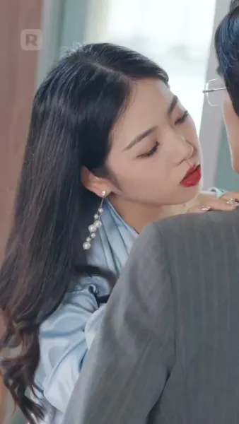 ถูกผูกพันกับมหานุค: ประสบการณ์ที่ไม่คาดคิดของเธอ