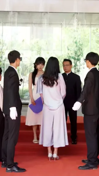 ถูกผูกพันกับมหานุค: ประสบการณ์ที่ไม่คาดคิดของเธอ