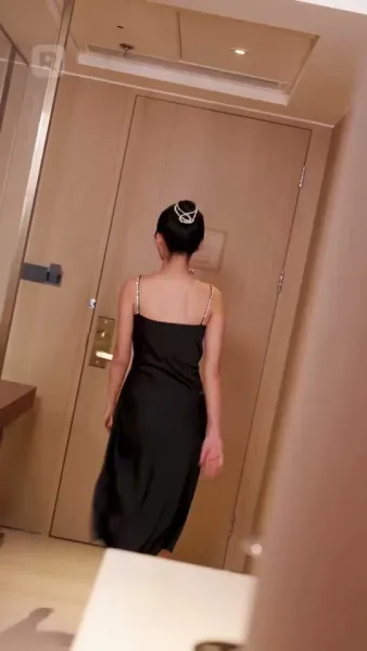 ถูกผูกพันกับมหานุค: ประสบการณ์ที่ไม่คาดคิดของเธอ