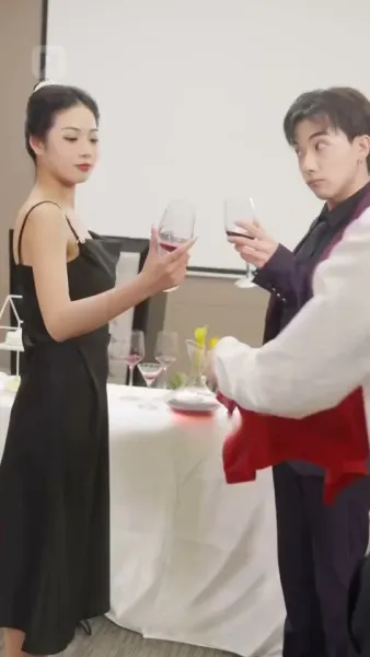 ถูกผูกพันกับมหานุค: ประสบการณ์ที่ไม่คาดคิดของเธอ