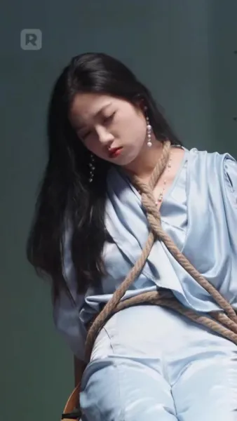 ถูกผูกพันกับมหานุค: ประสบการณ์ที่ไม่คาดคิดของเธอ