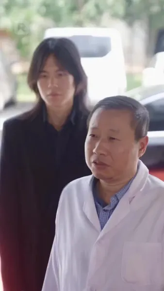 ถูกผูกพันกับมหานุค: ประสบการณ์ที่ไม่คาดคิดของเธอ