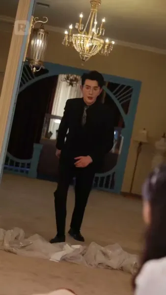 ถูกผูกพันกับมหานุค: ประสบการณ์ที่ไม่คาดคิดของเธอ