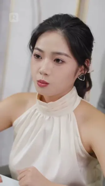 ถูกผูกพันกับมหานุค: ประสบการณ์ที่ไม่คาดคิดของเธอ