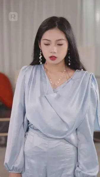 ถูกผูกพันกับมหานุค: ประสบการณ์ที่ไม่คาดคิดของเธอ