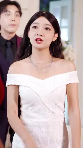 ถูกผูกพันกับมหานุค: ประสบการณ์ที่ไม่คาดคิดของเธอ