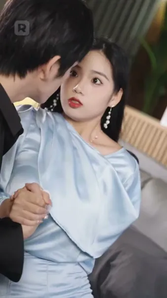 ถูกผูกพันกับมหานุค: ประสบการณ์ที่ไม่คาดคิดของเธอ