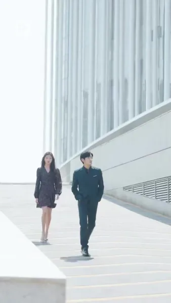 ถูกผูกพันกับมหานุค: ประสบการณ์ที่ไม่คาดคิดของเธอ