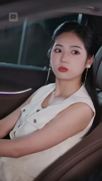 ถูกผูกพันกับมหานุค: ประสบการณ์ที่ไม่คาดคิดของเธอ