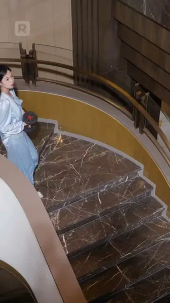 ถูกผูกพันกับมหานุค: ประสบการณ์ที่ไม่คาดคิดของเธอ