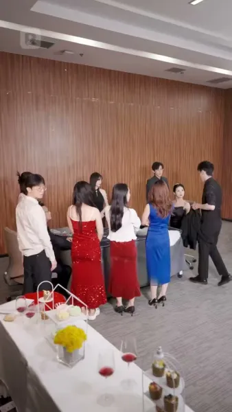 ถูกผูกพันกับมหานุค: ประสบการณ์ที่ไม่คาดคิดของเธอ