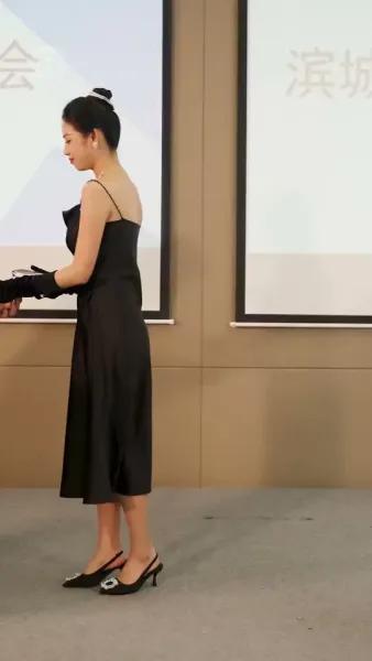 ถูกผูกพันกับมหานุค: ประสบการณ์ที่ไม่คาดคิดของเธอ