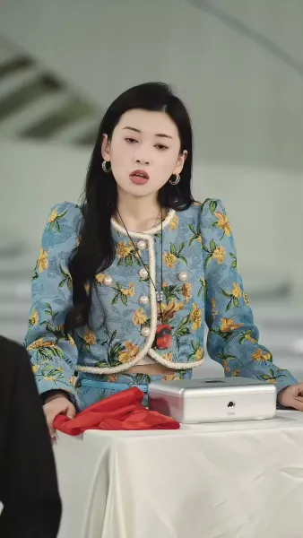 โฉมแทนใต้แสงอำนาจ