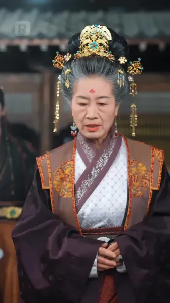 แม่เดี่ยวสายโหด ป่วนวังหลวง