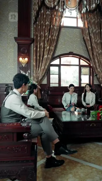 ความลับและหน้ากาก ในบ้านเดียวกัน