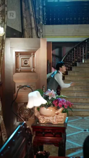 ความลับและหน้ากาก ในบ้านเดียวกัน