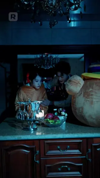 ความลับและหน้ากาก ในบ้านเดียวกัน