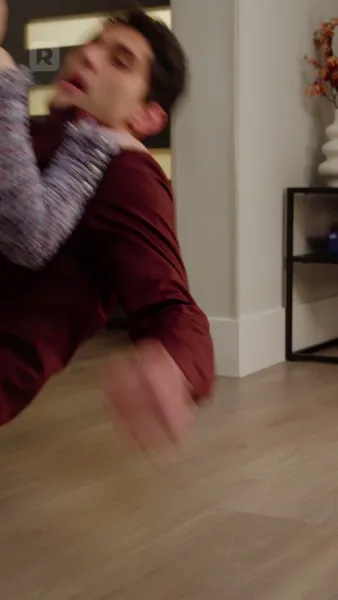 ผูกรักชายคาเดียวกัน