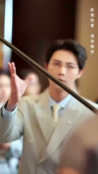 รอยร้าวในกรงทอง