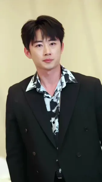 รอยร้าวในกรงทอง