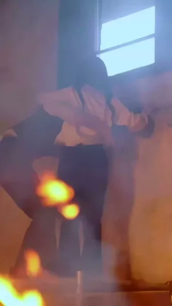 รอยร้าวในกรงทอง