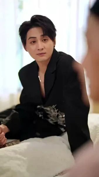 รอยร้าวในกรงทอง