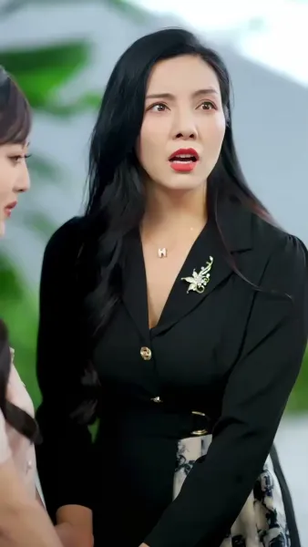 รอยร้าวในกรงทอง