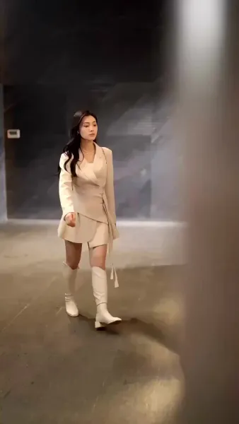 รอยร้าวในกรงทอง