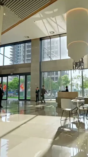 รอยร้าวในกรงทอง