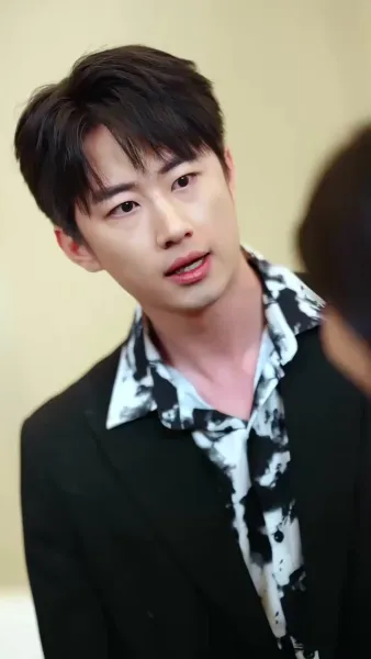 รอยร้าวในกรงทอง