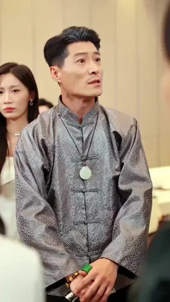 รอยร้าวในกรงทอง