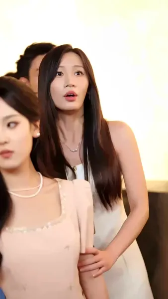 รอยร้าวในกรงทอง