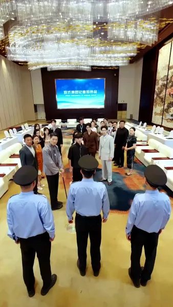 รอยร้าวในกรงทอง