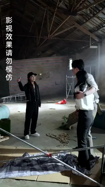 รอยร้าวในกรงทอง