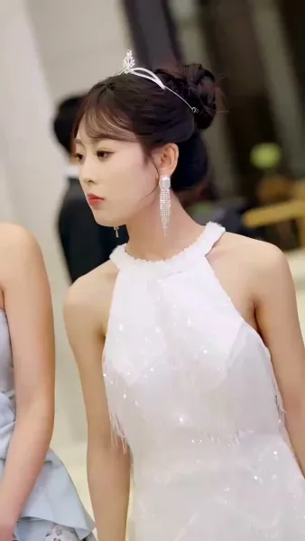 รอยร้าวในกรงทอง