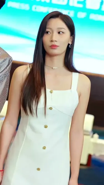 รอยร้าวในกรงทอง