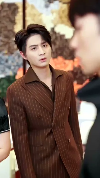 รอยร้าวในกรงทอง