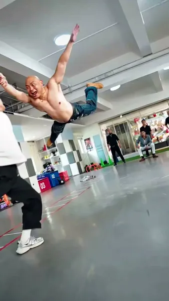 นักชกหมัดเหล็ก