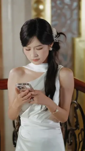 รักซ่อนกลางวังวน