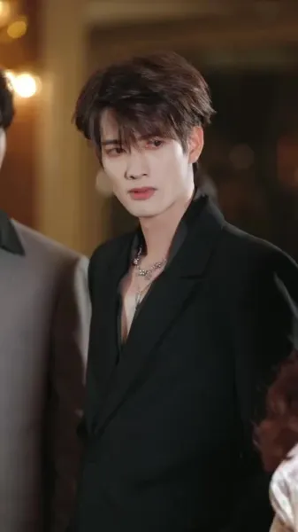 รักซ่อนกลางวังวน