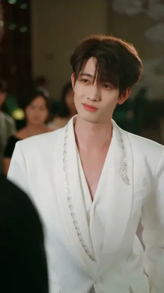 รักซ่อนกลางวังวน