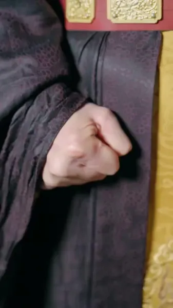 เงามายาในวังสลาย