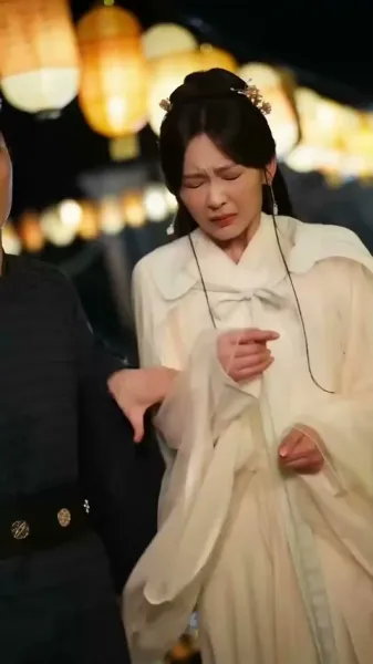 รักเร้นแสงจันทร์: กลเกมวัง