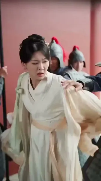 รักเร้นแสงจันทร์: กลเกมวัง