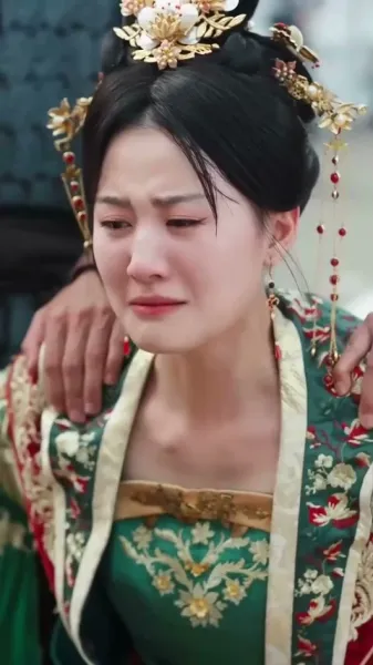 รักเร้นแสงจันทร์: กลเกมวัง