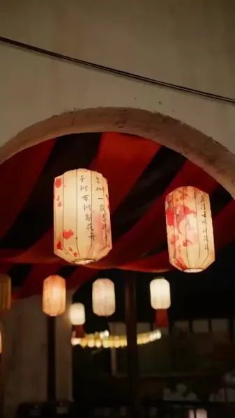 รักเร้นแสงจันทร์: กลเกมวัง