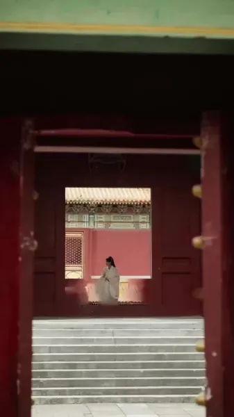 รักเร้นแสงจันทร์: กลเกมวัง