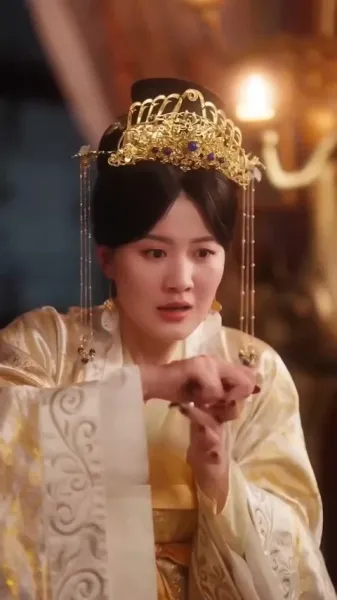 รักเร้นแสงจันทร์: กลเกมวัง