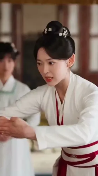 รักเร้นแสงจันทร์: กลเกมวัง